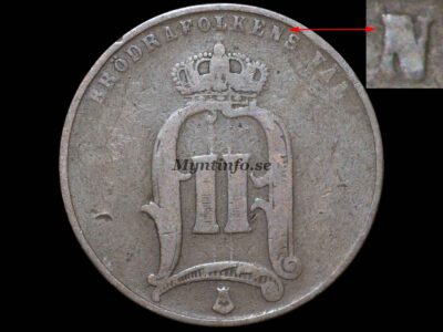 Svensk 5-öring 1875 med varianten "Smalt N", framsida med Oscar II:s monogram, "BRÖDRAFOLKENS VÄL" och S:t Eriksvapnet, bild från Myntinfo.se.