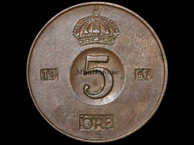 Svensk 5-öring 1958, baksida med kungakrona, valören "5" och "ÖRE", årtalet 1958, bild från Myntinfo.se.