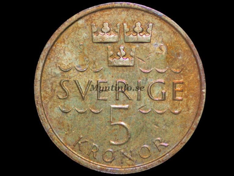 Frånsidan av svensk 5-krona 2016 med tre kronor och texten S SI SVERIGE 5 KRONOR