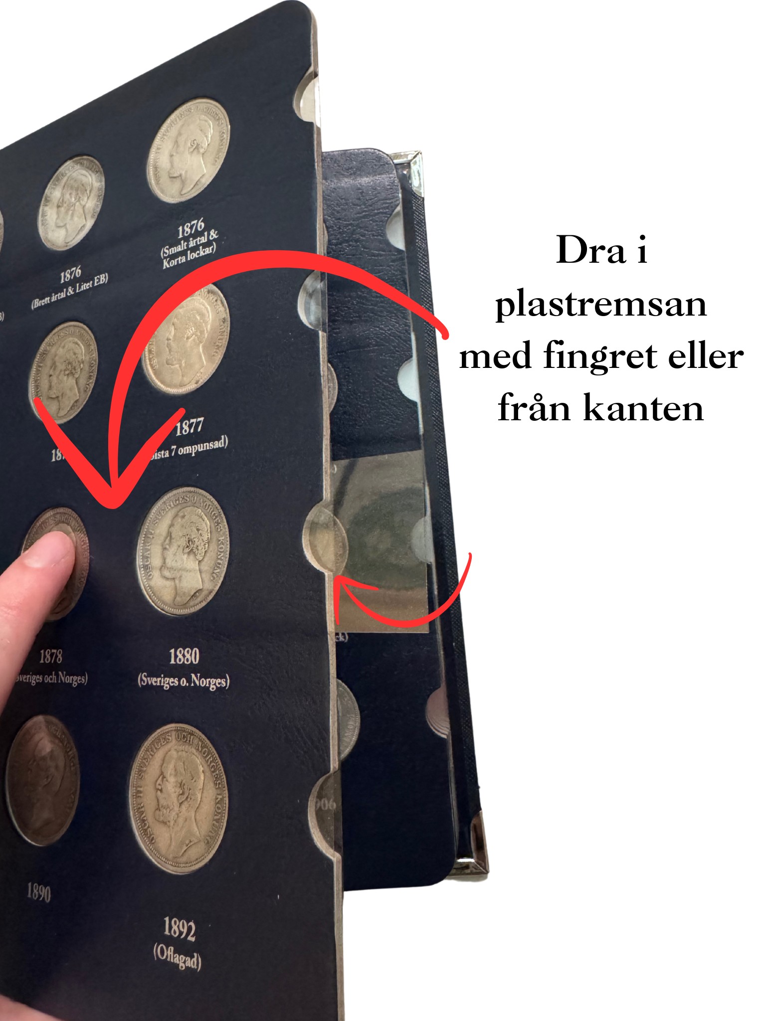 Närbild på ett finger som drar plastremsan åt sidan i ett myntalbum.