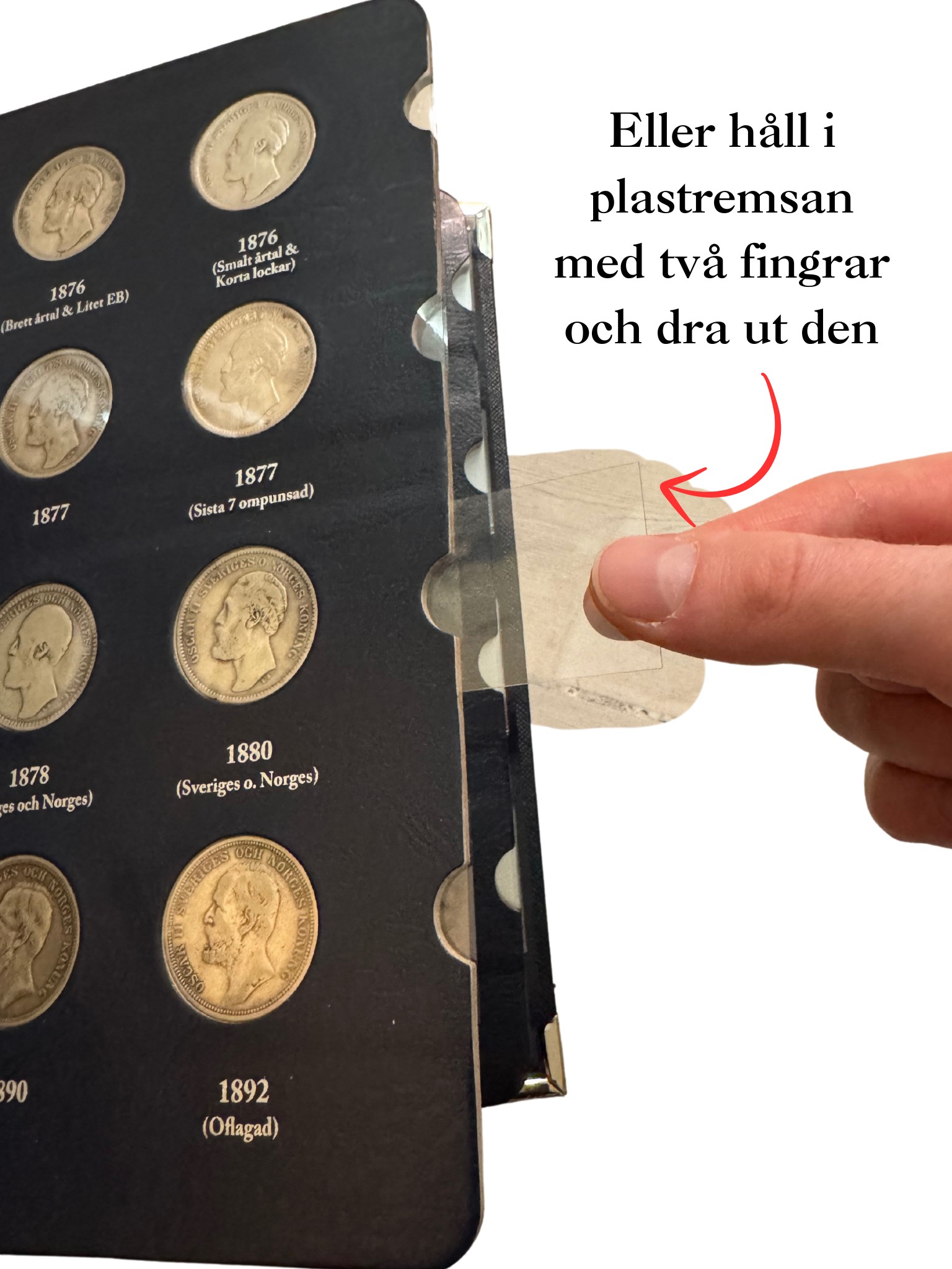 Två fingrar håller i plastremsan på ett utdraget blad i ett myntalbum.